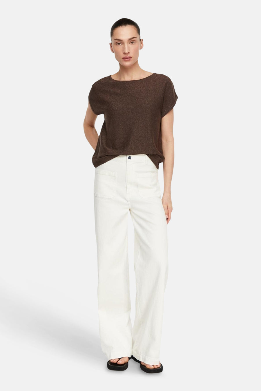 Bruin getextureerd T-shirt met korte mouwen van COMMA, boothals, relaxte pasvorm, gedragen met een witte wijde broek.