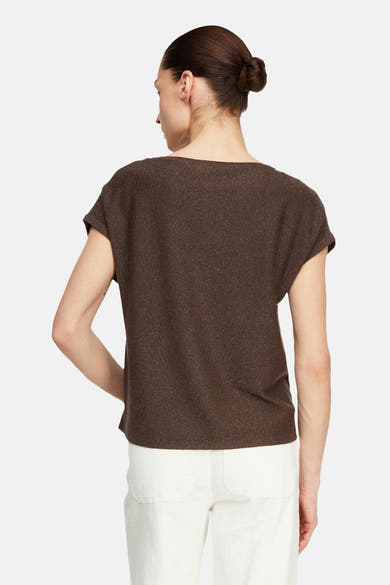 Effenchemise bruin met korte mouwen van het merk COMMA, met glinsterende stof en een relaxte pasvorm, van achteren gedragen met een witte broek.