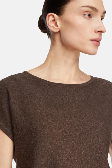 Bruin T-shirt van COMMA met boothals en korte mouwen, gemaakt van glanzend breiwerk.
