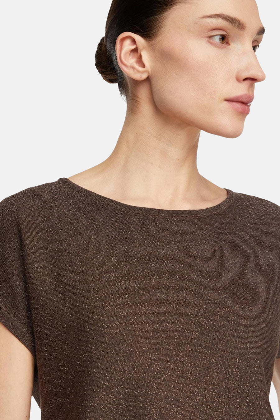 Bruin T-shirt van COMMA met boothals en korte mouwen, gemaakt van glanzend breiwerk.