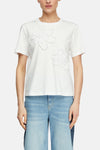 Wit T-shirt van COMMA, effen en met korte mouwen, gedragen met een blauwe jeans, achtergezicht.