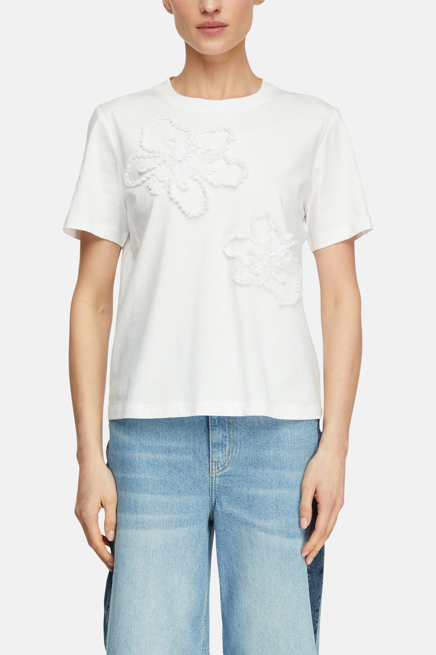Wit T-shirt van COMMA, effen en met korte mouwen, gedragen met een blauwe jeans, achtergezicht.