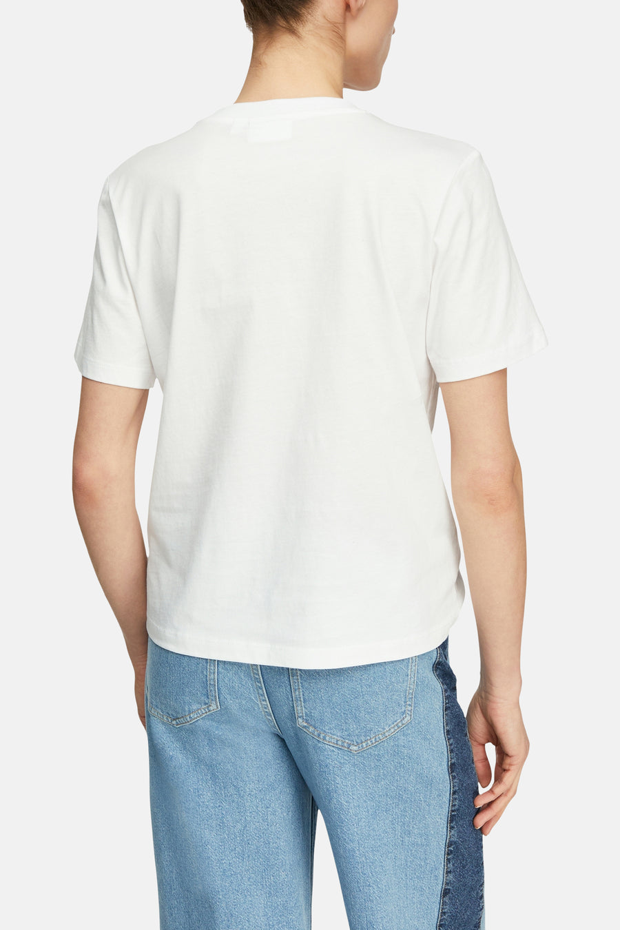 T-shirt blanc de COMMA, uni et à manches courtes, porté avec un jean bleu, vue de dos.
