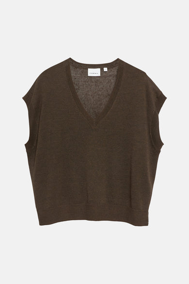 Pull col V brun de COMMA en maille fine sans manches.