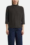 Pull col montant brun COMMA à manches trois quarts, porté avec un jean bleu foncé