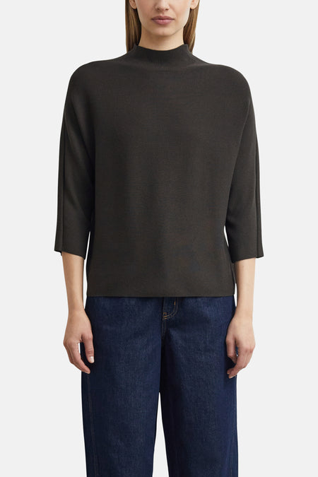 Pull col montant brun COMMA à manches trois quarts, porté avec un jean bleu foncé
