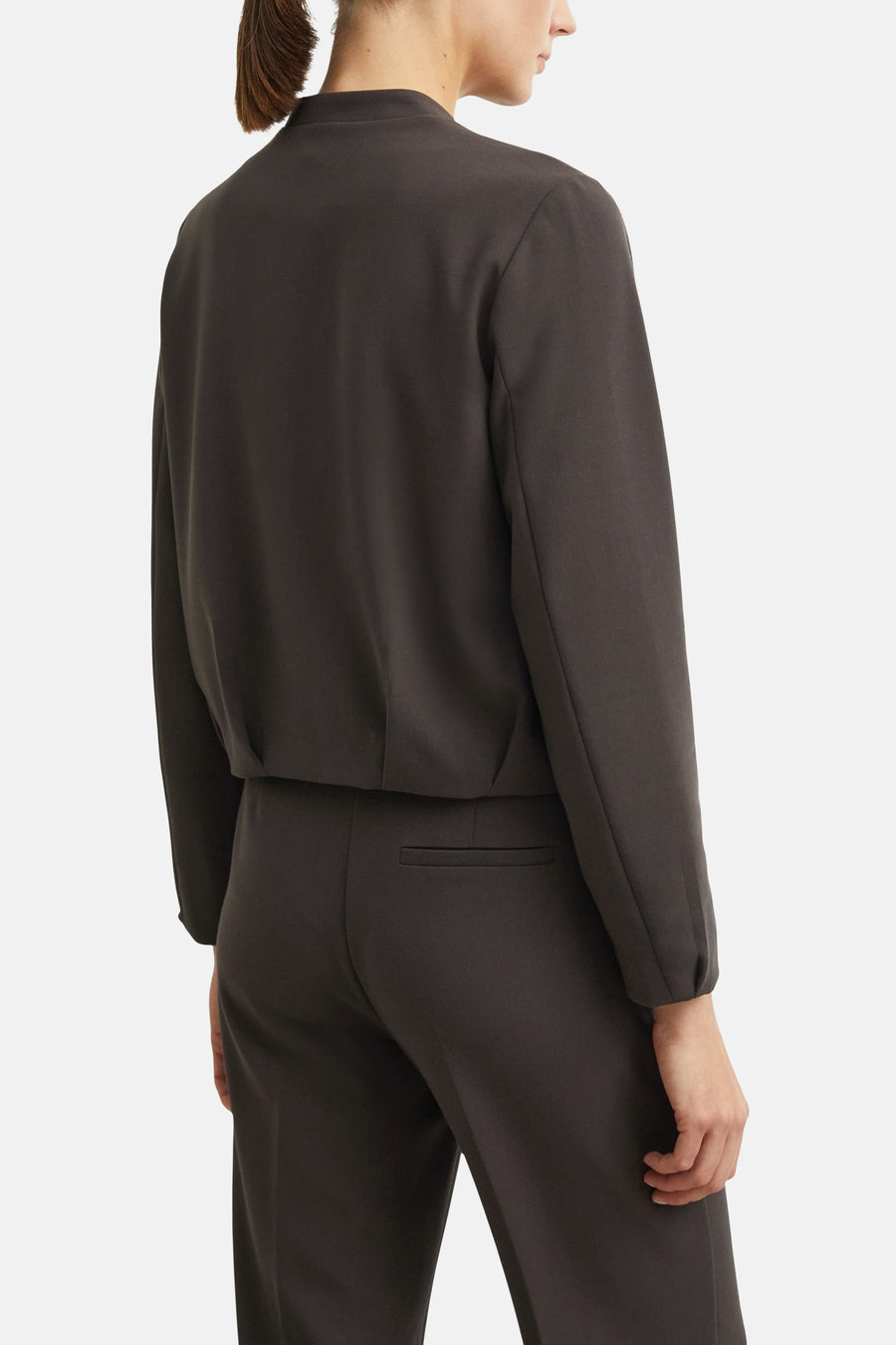 Veste courte marron structurée par COMMA, vue arrière, manches longues, col montant, coupe ajustée