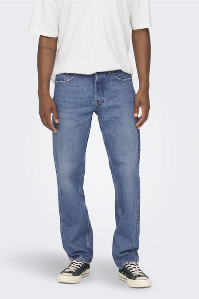 Jean large bleu de ONLY & SONS, porté avec un t-shirt blanc et des baskets noires.