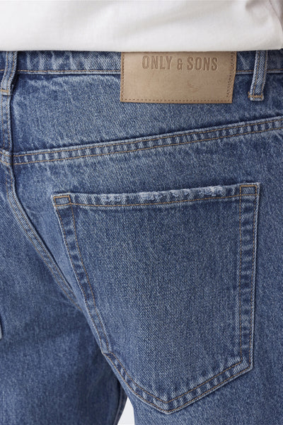 Wijde blauwe jeans van ONLY & SONS, achterzakdetail en leren label.
