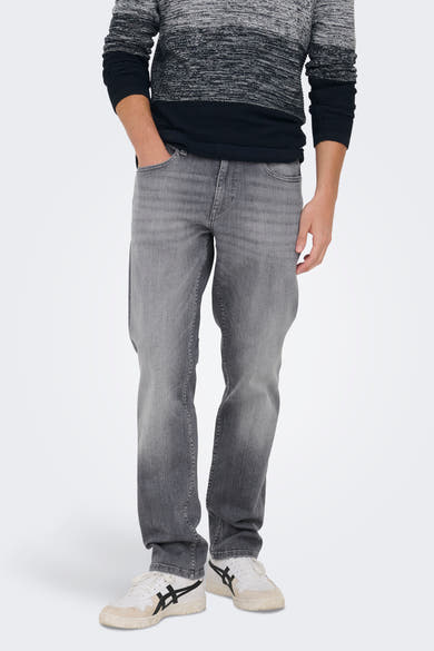 Lichtgrijze rechte jeans van ONLY & SONS, achterkant, gedragen met een gestreepte trui en sneakers.
