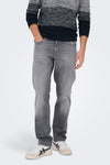 Lichtgrijze rechte jeans van ONLY & SONS, achterkant, gedragen met een gestreepte trui en sneakers.