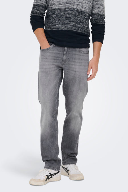 Lichtgrijze rechte jeans van ONLY & SONS, achterkant, gedragen met een gestreepte trui en sneakers.