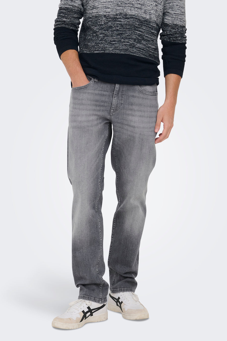 Lichtgrijze rechte jeans van ONLY & SONS, achterkant, gedragen met een gestreepte trui en sneakers.