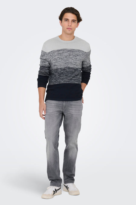 Lichtgrijze rechte jeans van ONLY & SONS, gedragen met een gestreepte trui met kleurverloop en witte sneakers.