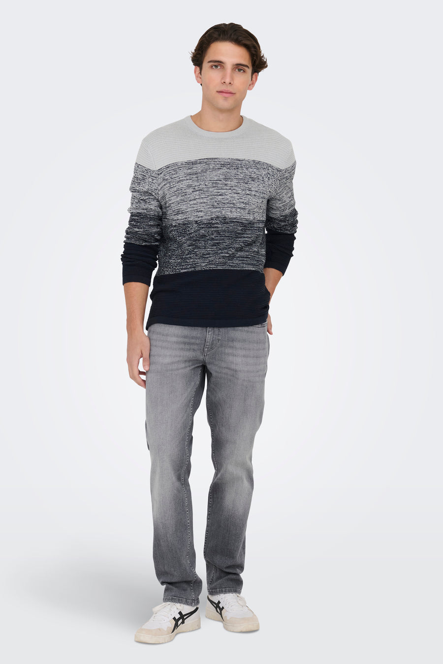 Lichtgrijze rechte jeans van ONLY & SONS, gedragen met een gestreepte trui met kleurverloop en witte sneakers.