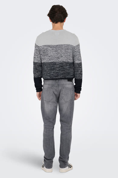 Jean droit gris clair de ONLY & SONS, vue arrière, porté avec un pull à rayures et des baskets.