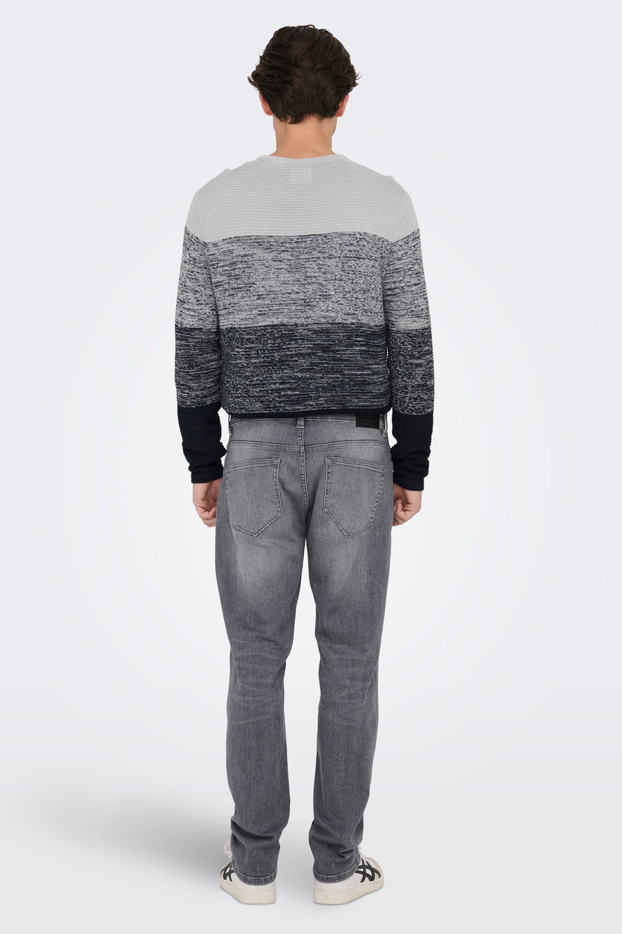 Jean droit gris clair de ONLY & SONS, vue arrière, porté avec un pull à rayures et des baskets.