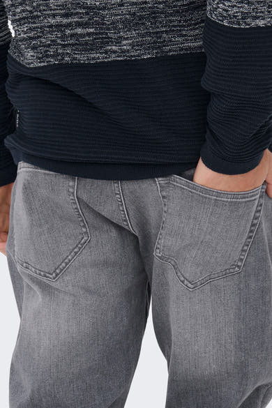 Lichte grijze rechte jeans van ONLY & SONS, met achterzak en zichtbare denimtextuur.
