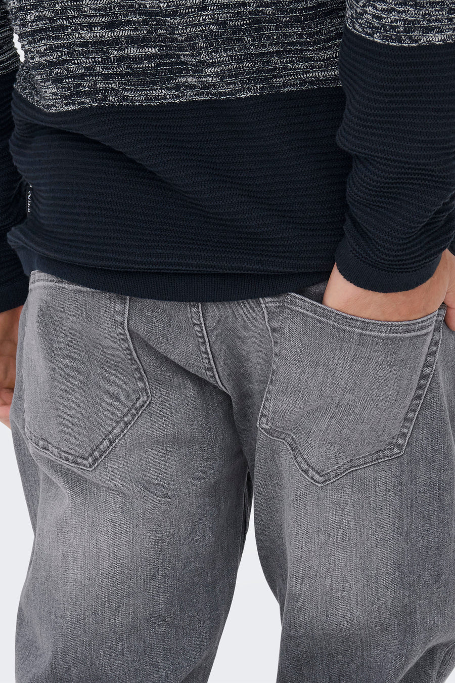 Lichte grijze rechte jeans van ONLY & SONS, met achterzak en zichtbare denimtextuur.