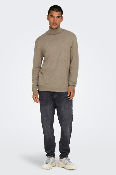 Taps toelopende jeans in middengrijs van ONLY & SONS, gedragen met een beige coltrui en lichte sneakers.