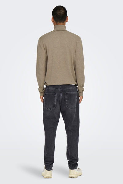 Middelgrijze, taps toelopende jeans van ONLY & SONS, gedragen met een beige coltrui en lichte sneakers, achterzijde.
