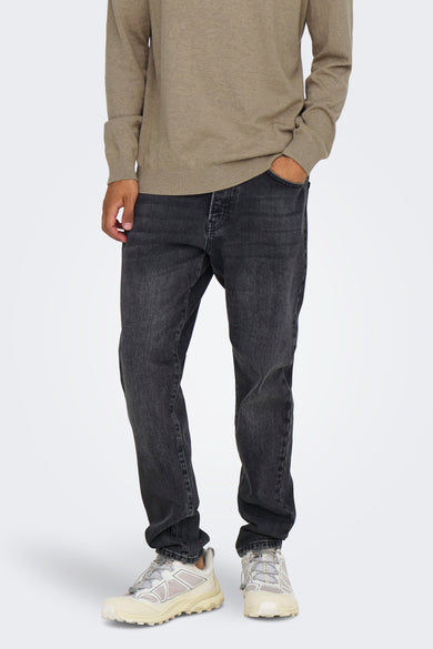 Middelgrijze tapered jeans van ONLY & SONS®, gedragen met een beige trui en trendy sneakers.