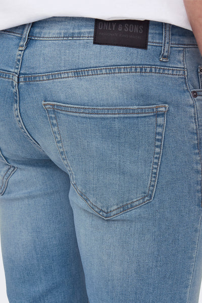 Slim jeans van lichtblauw denim van ONLY & SONS, met een achterzak en een leren label.