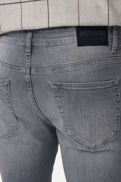 Slim jeans in lichtgrijs denim van ONLY & SONS, met zichtbare achterzak en stikseldetail.
