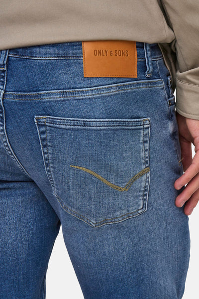 Slim jeans in medium blue denim van ONLY & SONS, met achterzak versierd met stiksels.
