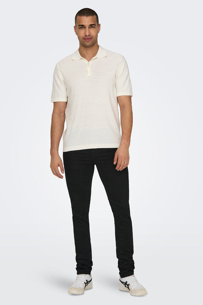 Jeans slim noir en denim par ONLY & SONS, portés avec un polo et des baskets.