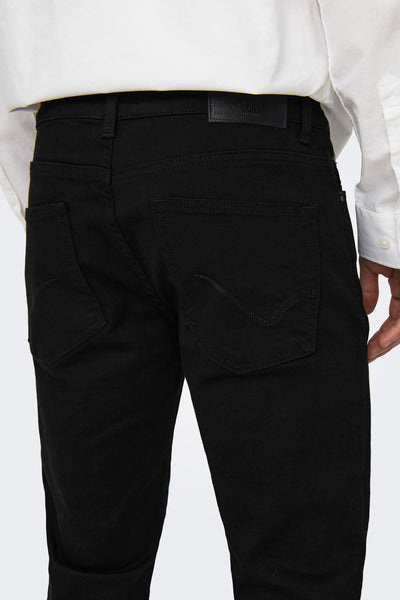 Jean slim noir en denim de ONLY & SONS, montrant les poches arrière et la ceinture.