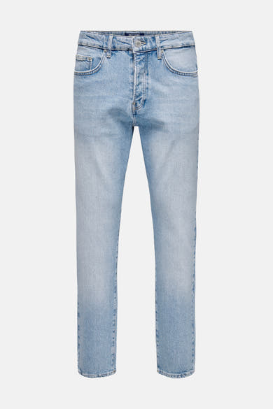 Jean tapered bleu clair ONLY & SONS® vu de face, avec cinq poches et fermeture boutonnée.