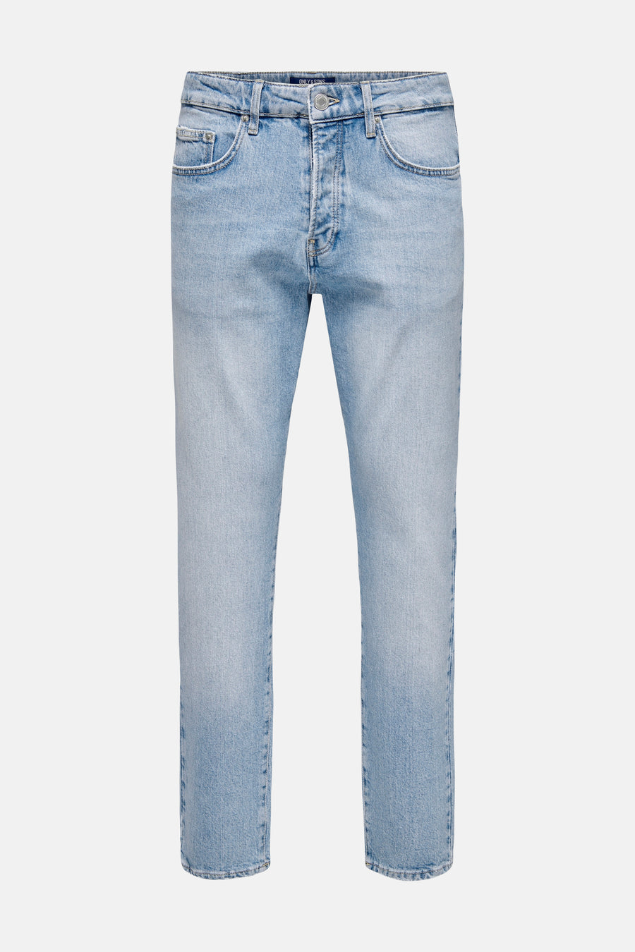 Jean tapered bleu clair ONLY & SONS® vu de face, avec cinq poches et fermeture boutonnée.