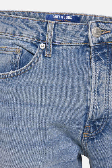 Jean fuselé bleu clair de ONLY & SONS, avec détails de couture contrastés et finitions usées.