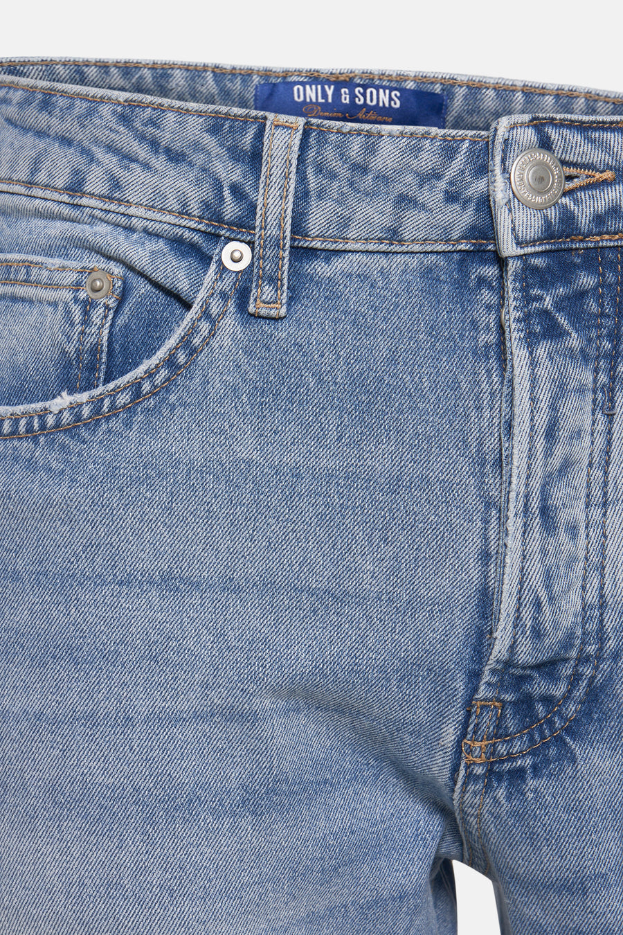 Jean fuselé bleu clair de ONLY & SONS, avec détails de couture contrastés et finitions usées.