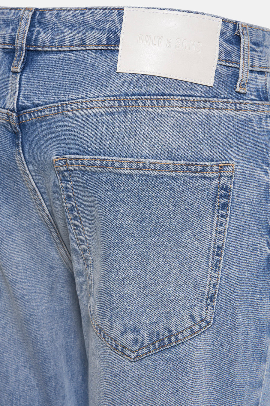 Slim-fit jeans in lichtblauw denim van ONLY & SONS, met een vierkante achterzak.