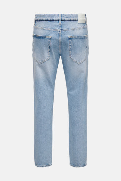 Lichtblauwe tapered jeans van ONLY & SONS, achterkant, met achterzakken en taillelabel.