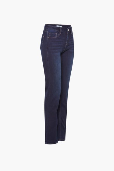 Jean droit bleu de Morgan de Toi, coupe classique, détails de couture apparents, sur fond blanc.
