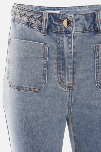 Bootcut jeans in lichtblauw denim van Morgan de Toi, met een gevlochten riem en opgestikte zakken.