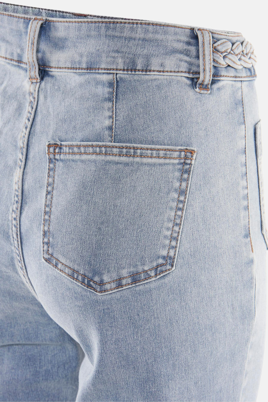 Bootcut jeans in lichtblauw denim van Morgan de Toi, met gevlochten detail aan de taille en achterzak.