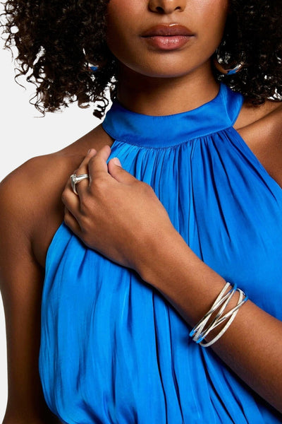 Robe bleue van Morgan de Toi, avec un col montant et un drapé fluide.