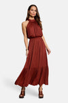 Robe longue fluide brique de Morgan de Toi avec col montant froncé, taille smockée et jupe plissée.