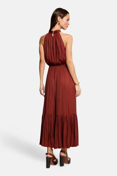 Robe brique de Morgan de Toi, coupe longue fluide, col montant boutonné au dos, jupe à volants.