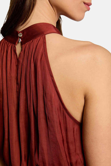 Robe brique de Morgan de Toi, dos nu plissé avec bouton bijou, vue rapprochée arrière.