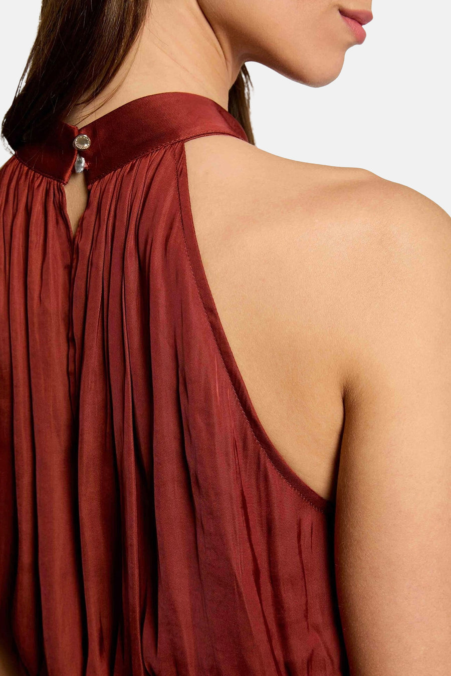 Robe brique de Morgan de Toi, dos nu plissé avec bouton bijou, vue rapprochée arrière.