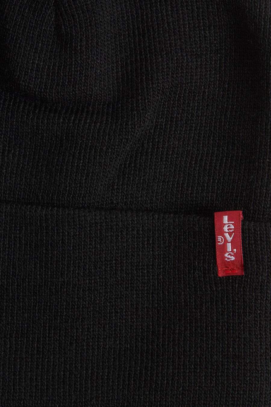 Zwarte gebreide muts van Levi's® Accessories met genaaid rood logolabel.