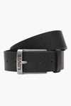 Ceinture noire en cuir de Levi's, avec boucle en métal argenté portant le logo de la marque.
