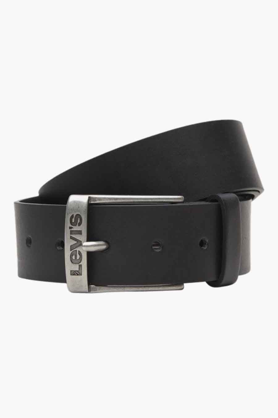 Ceinture noire en cuir de Levi's, avec boucle en métal argenté portant le logo de la marque.
