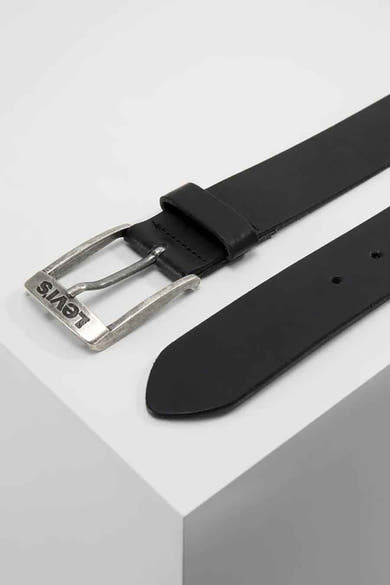 Ceinture noire de Levi's avec boucle argentée vieillie.