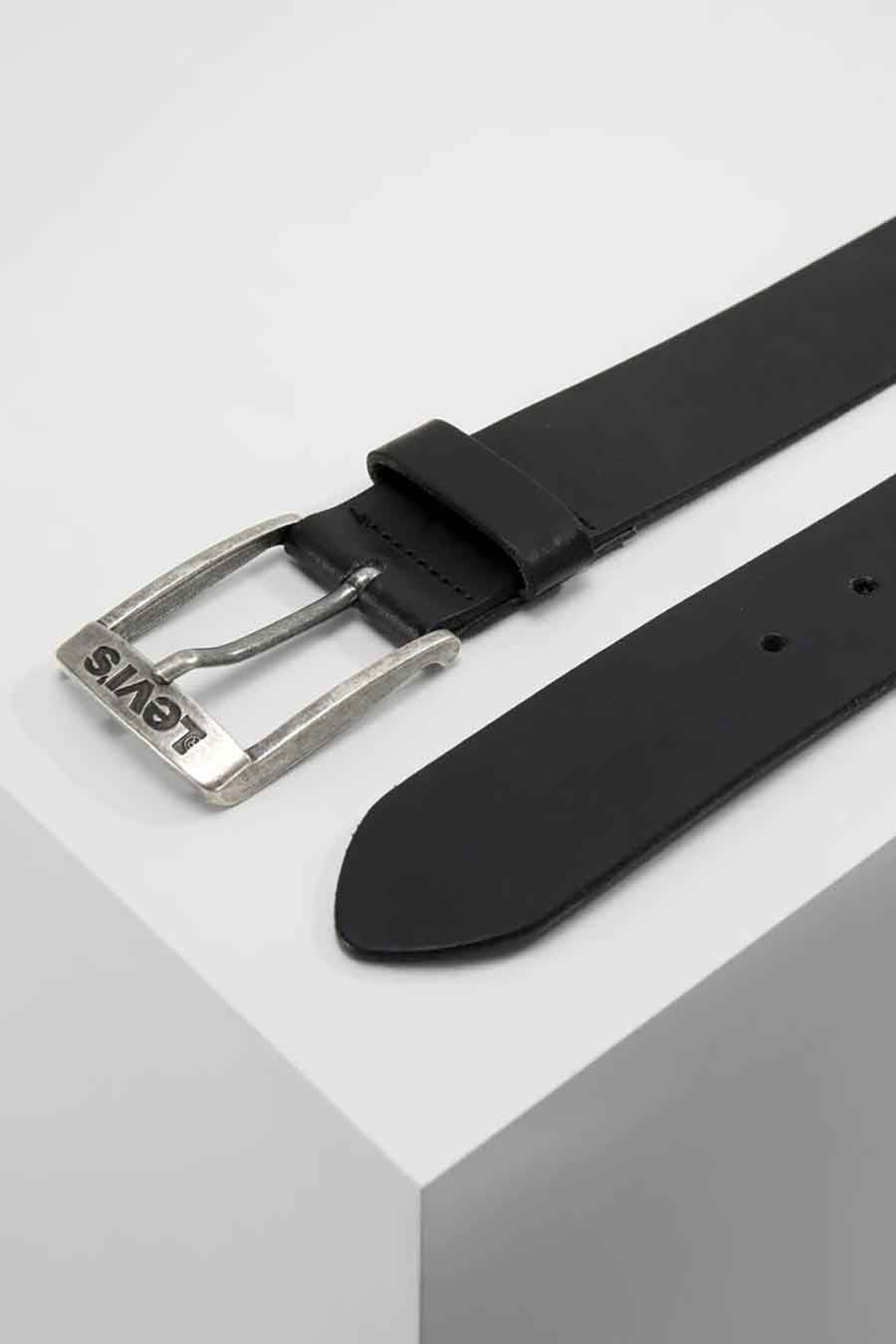 Ceinture noire de Levi's avec boucle argentée vieillie.